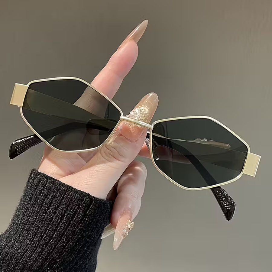 1 Pair of Irregular-Frame Tren - огляд і ціна Street Fashion Pose